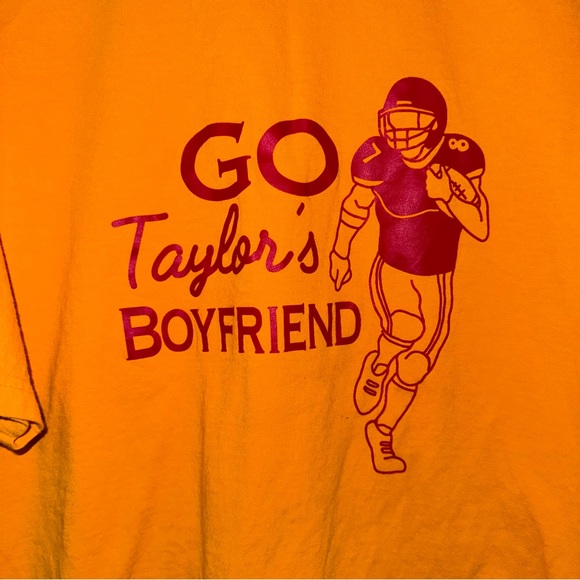 Travis Kelce Taylor Swift Kansas City Chiefs ‘go Taylor’s boyfriend’ NFL shirt - Picture 2 of 4